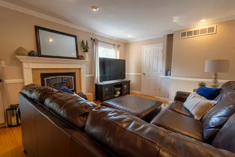 Living - 1122 S Benson Blvd, Freeport, IL 61032 photo 3 of 5