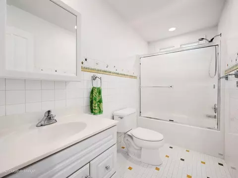 Bath - 217 S Summit St, Wheaton, IL 60187 photo 4 of 4