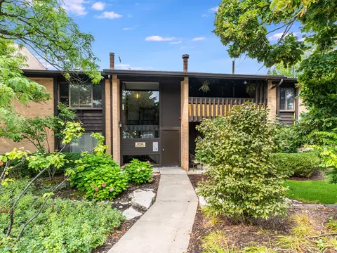 6106 Knoll Valley Dr #102, Willowbrook, IL 60527