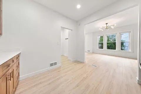 Entry Way - 387 S Evergreen Ave, Kankakee, IL 60901 photo 2 of 4