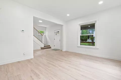 Living - 387 S Evergreen Ave, Kankakee, IL 60901 photo 2 of 7