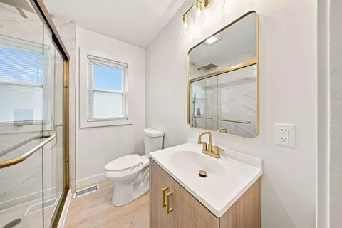 Bath - 387 S Evergreen Ave, Kankakee, IL 60901 photo 2 of 4