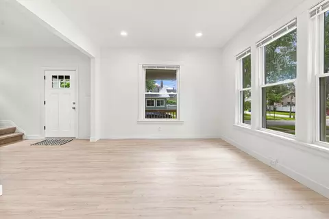 Living - 387 S Evergreen Ave, Kankakee, IL 60901 photo 3 of 7