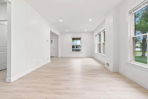 Living - 387 S Evergreen Ave, Kankakee, IL 60901 photo 6 of 7
