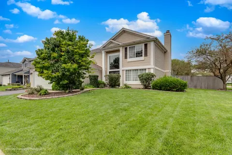 1301 Big Oak Trl, Aurora, IL 60506