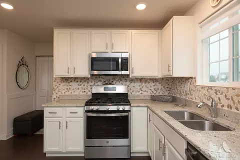 Kitchen - 1887 Locust Rd, Morris, IL 60450 photo 4 of 7