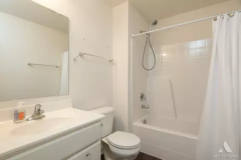 Bath - 1887 Locust Rd, Morris, IL 60450 photo 2 of 4