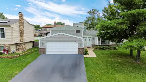 915 Wampum Ct, Carol Stream, IL 60188