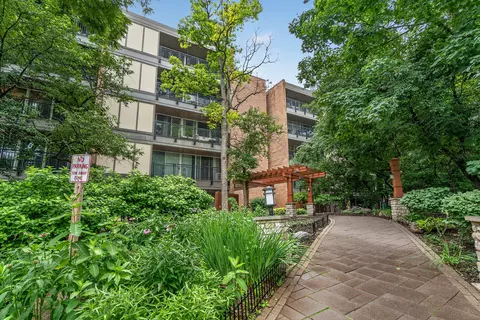5900 Oakwood Dr #2L, Lisle, IL 60532