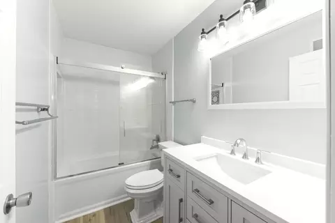 Bath - 1010 Symphony Dr, Aurora, IL 60504 photo 2 of 2