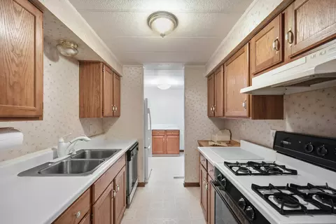 301 Shay Ct, Wheeling, IL 60090 photo 3