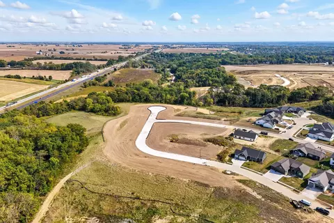 7166 Spring Creek Dr, Bettendorf, IA 52722