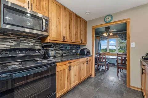 Kitchen - 30640 S Ashland Ave, Beecher, IL 60401 photo 4 of 7
