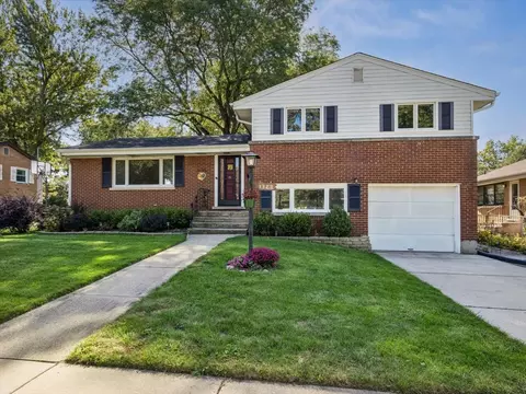 1323 W Sigwalt St, Arlington Heights, IL 60005