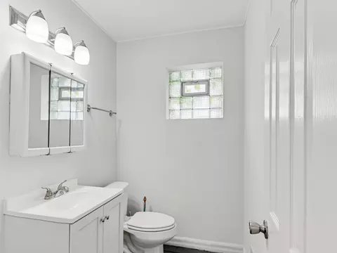 Bath - 1749 E 71st Pl, Chicago, IL 60649 photo 2 of 2