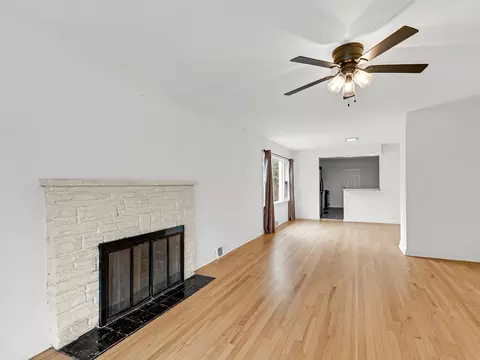 Living - 1749 E 71st Pl, Chicago, IL 60649 photo 1 of 2