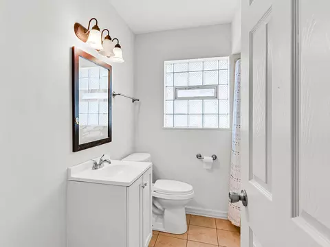 Bath - 1749 E 71st Pl, Chicago, IL 60649 photo 1 of 2