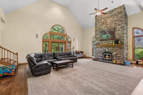 Living - 6008 Tomlinson Dr, Mchenry, IL 60050 photo 1 of 2