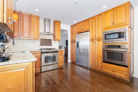 Kitchen - 16 W751 90th St, Willowbrook, IL 60527 photo 1 of 3