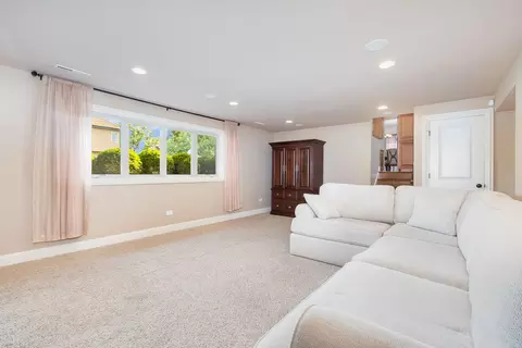 Living - 16 W751 90th St, Willowbrook, IL 60527 photo 2 of 4