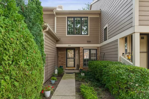 1214 Gulfstream Pkwy #19B, Libertyville, IL 60048