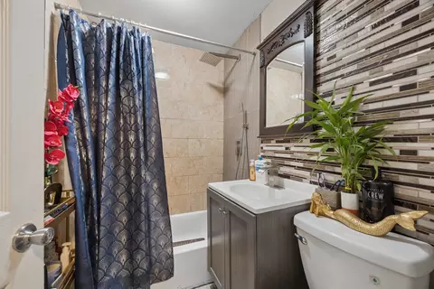 Bath - 4522 Lawndale Ave, Lyons, IL 60534 photo 1 of 2