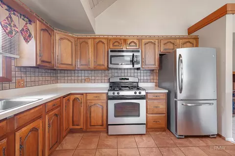 Kitchen - 21 W310 Tee Ln, Itasca, IL 60143 photo 4 of 4