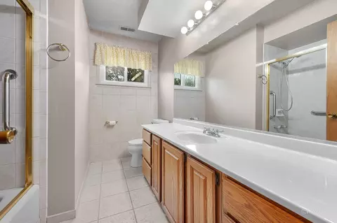 Bath - 21 W310 Tee Ln, Itasca, IL 60143 photo 2 of 3