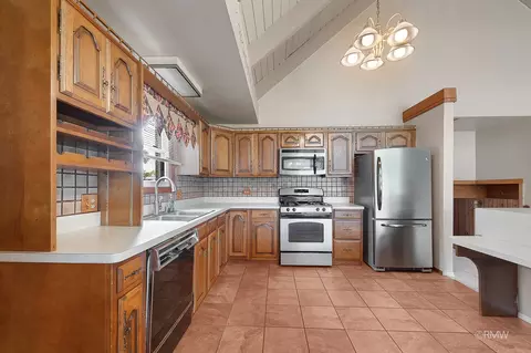 Kitchen - 21 W310 Tee Ln, Itasca, IL 60143 photo 3 of 4