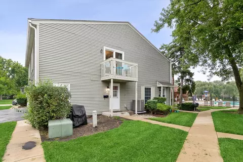 Exterior - 1105 Mount Vernon Ct #A, Wheaton, IL 60189 photo 2 of 3