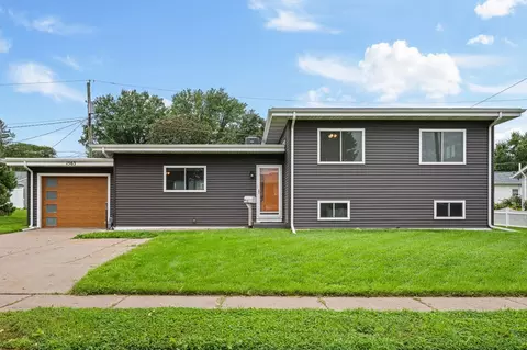 1563 W Garfield St, Davenport, IA 52804