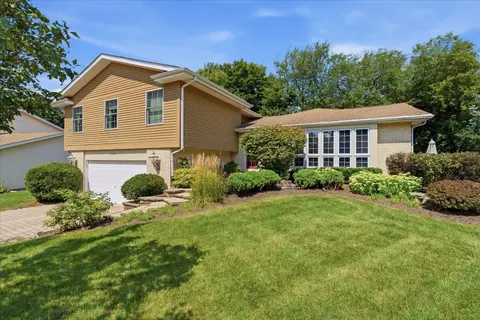 206 Londonderry Ct, Mundelein, IL 60060