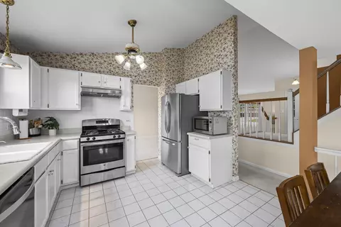 Kitchen - 1233 Old Timber Ct, Hoffman Estates, IL 60192 photo 3 of 5