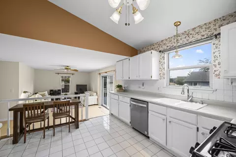 Kitchen - 1233 Old Timber Ct, Hoffman Estates, IL 60192 photo 1 of 5