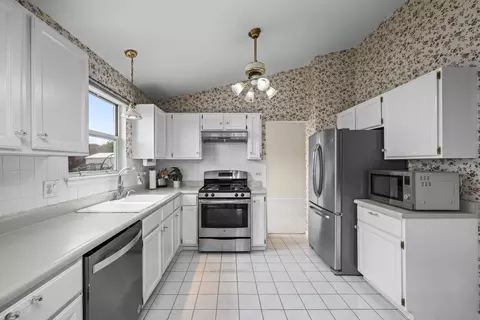 Kitchen - 1233 Old Timber Ct, Hoffman Estates, IL 60192 photo 4 of 5