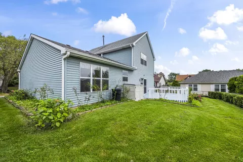 Exterior - 1233 Old Timber Ct, Hoffman Estates, IL 60192 photo 5 of 7