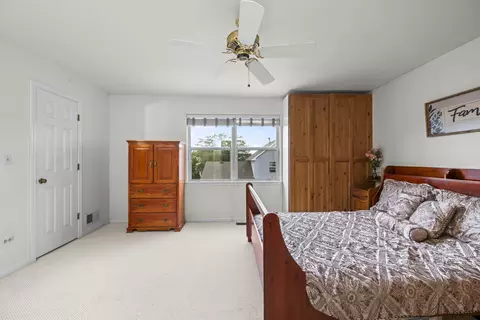 Bedroom - 1233 Old Timber Ct, Hoffman Estates, IL 60192 photo 1 of 4