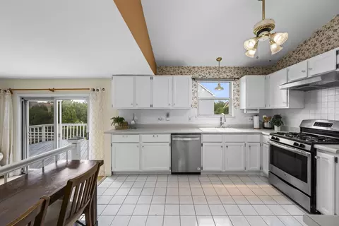 Kitchen - 1233 Old Timber Ct, Hoffman Estates, IL 60192 photo 5 of 5