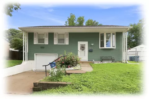 3916 8th St, East Moline, IL 61244