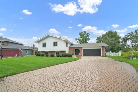 1441 Holland Pl, Downers Grove, IL 60515