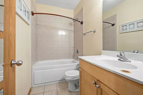 Bath - 1469 E 69th St #2, Chicago, IL 60637 photo 1 of 2