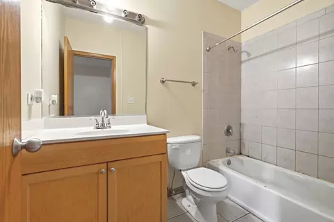 Bath - 1469 E 69th St #2, Chicago, IL 60637 photo 2 of 2