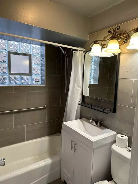 Bath - 7645 S Roberts Rd, Bridgeview, IL 60455 photo 2 of 2