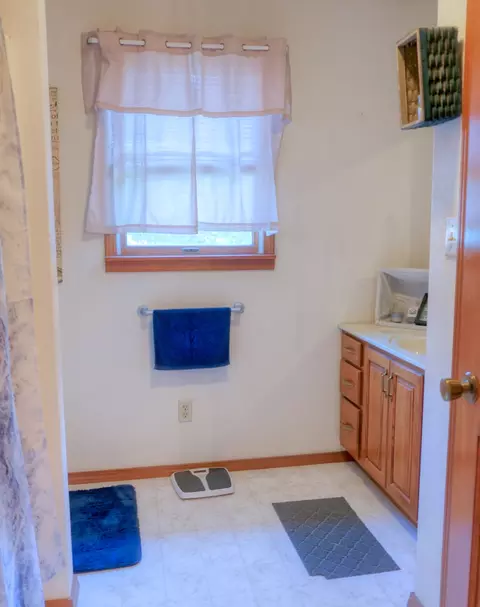 Bath - 708 E Walnut St, Steeleville, IL 62288 photo 5 of 5