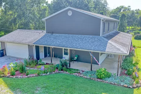 Exterior - 708 E Walnut St, Steeleville, IL 62288 photo 2 of 8