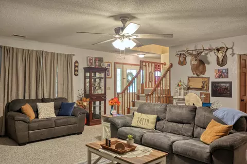 Living - 708 E Walnut St, Steeleville, IL 62288 photo 4 of 5