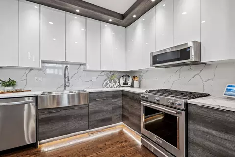 Kitchen - 695 E Nerge Rd, Roselle, IL 60172 photo 4 of 5