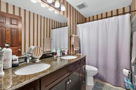 Bath - 551 Foxford Rd, Bartlett, IL 60103 photo 2 of 3