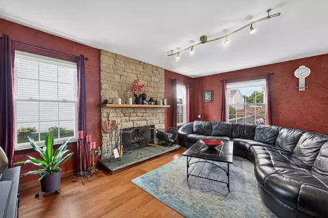 Living - 551 Foxford Rd, Bartlett, IL 60103 photo 2 of 3