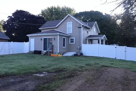 Exterior - 117 4th St, Walnut, IL 61376 photo 3 of 5